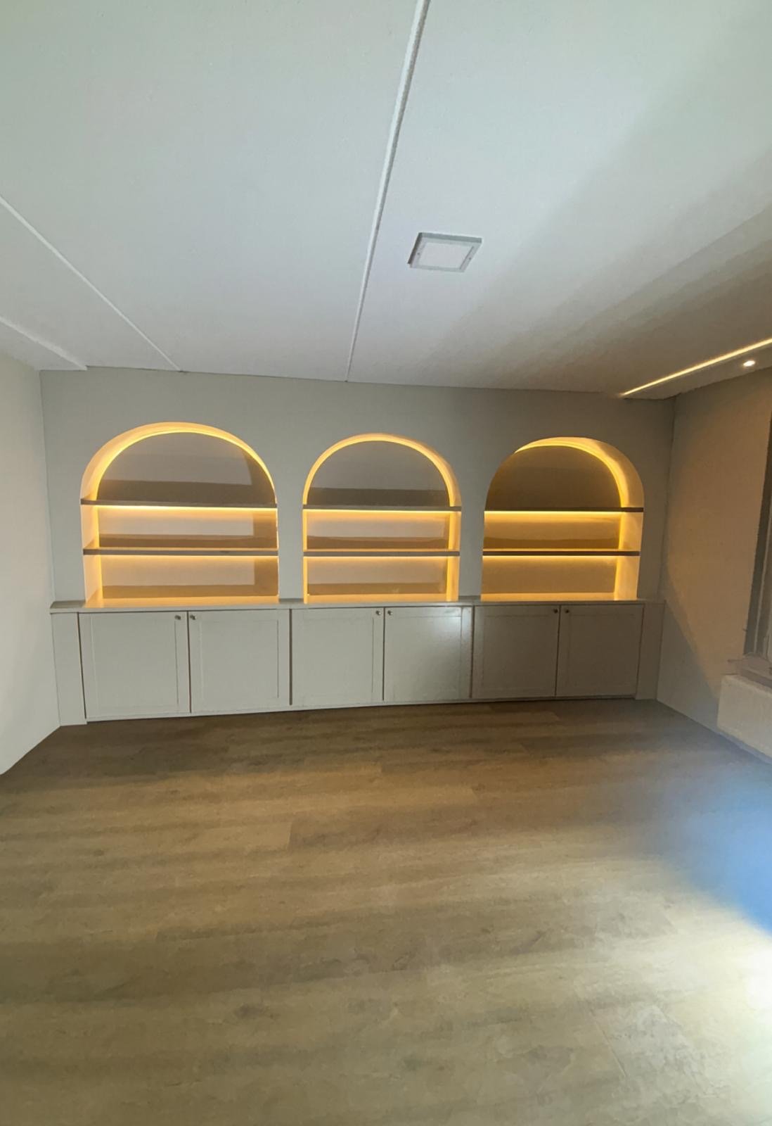 Ingebouwde boekenkast met verlichte nissen
