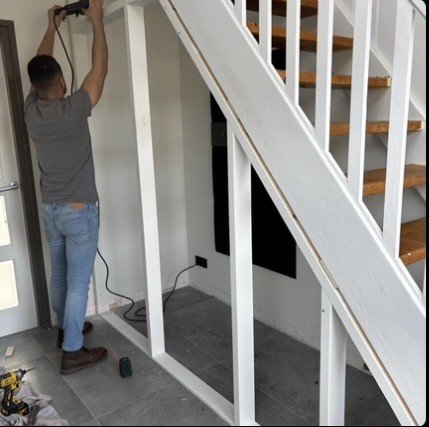 Voor: ruimte onder de trap in aanbouw