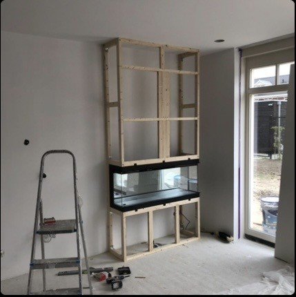 Voor: houten frame rond haard in opbouw