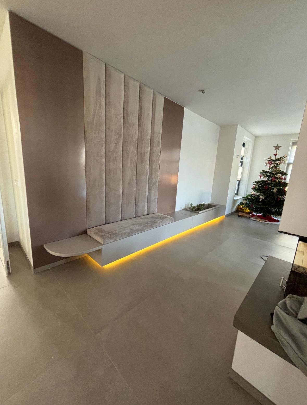 Wandkast met zitbank en LED-verlichting
