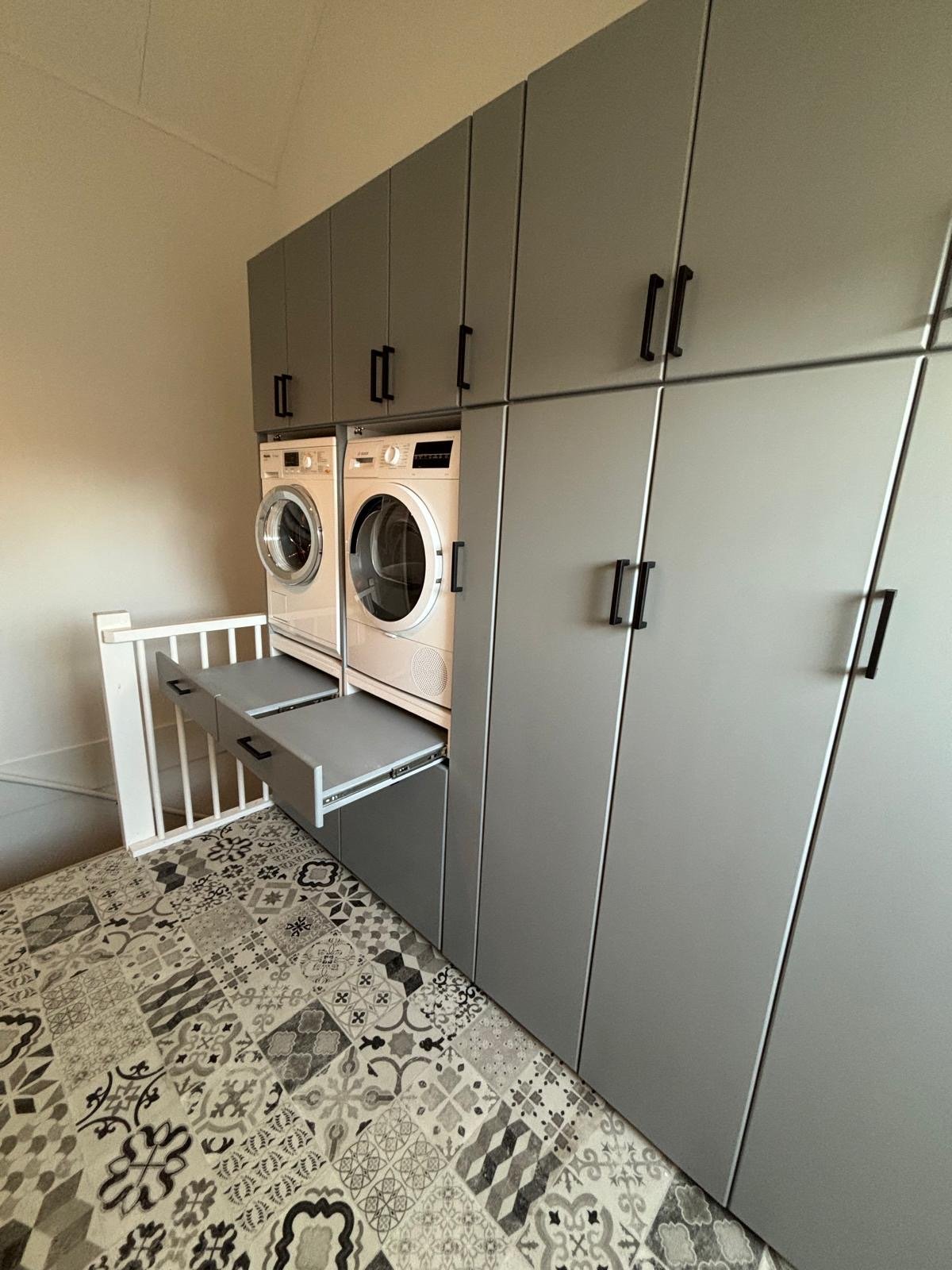 Interieurbouw wasruimte met kasten