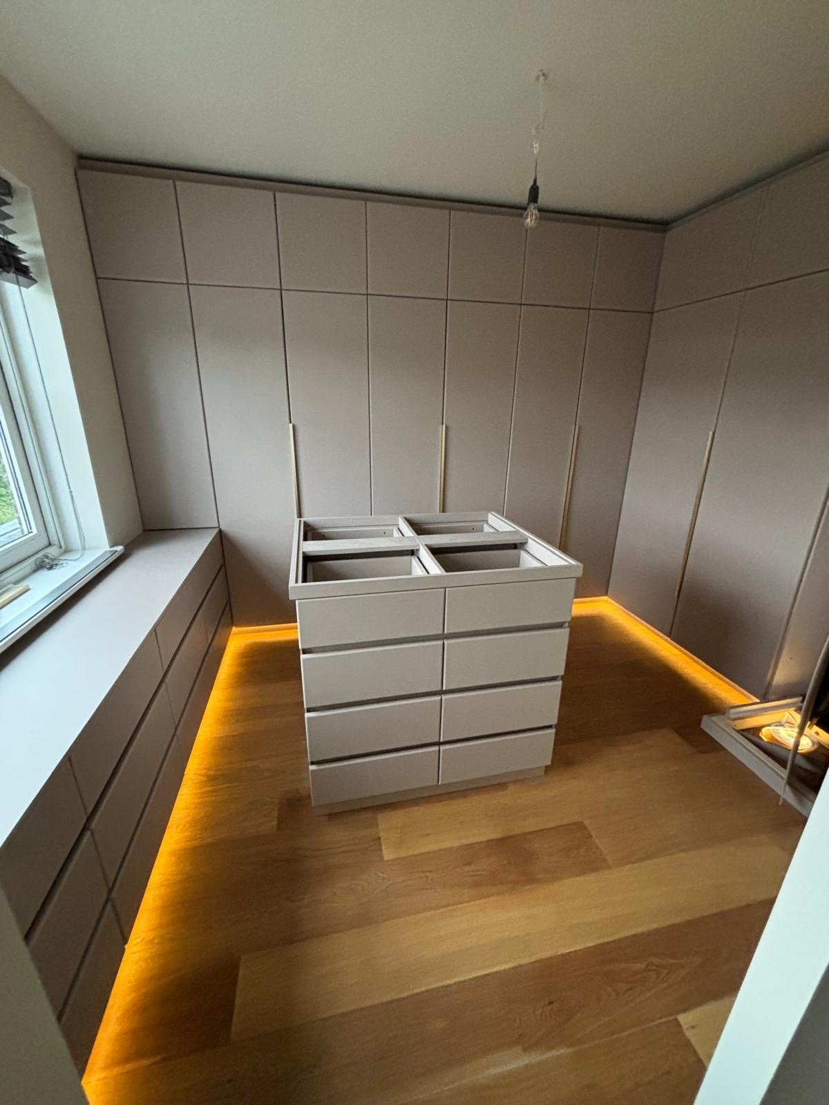 Kastenwand met ladeblok, zakelijk interieurproject